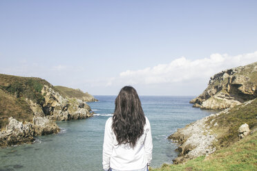 Rückenansicht einer Frau mit Blick auf das Meer - ABZF000296