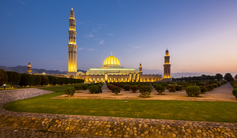 Oman, Muscat, Große Sultan-Qaboos-Moschee am Abend, lizenzfreies Stockfoto