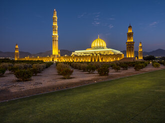 Oman, Muscat, Große Sultan-Qaboos-Moschee am Abend - AMF004814