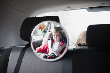 Spiegelung eines Kleinkindes im Kindersitz im Auto - RAEF000968
