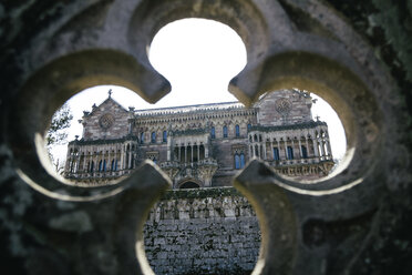Spanien, Kantabrien, Comillas, Sobrellanos Palast, Blick durch das Kleeblattfenster - ABZ000298