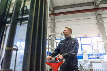 Worker with forklift in storage hall - DIGF000162