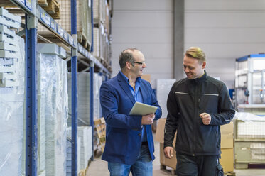 Manager und Lagerarbeiter bei der Besprechung der Logistik im Lager - DIGF000172