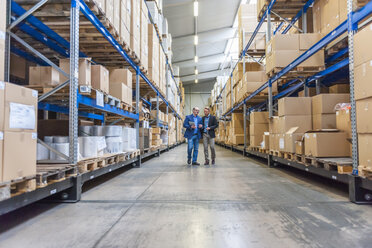 Two managers discussing packaging and shipment in storage hall - DIGF000186