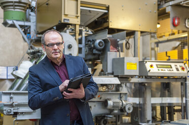 Manager bei der Warenkontrolle in der Fabrik - DIGF000197