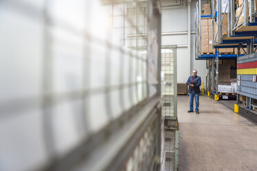 Manager bei der Kontrolle von Waren in der Lagerhalle einer Fabrik - DIGF000201