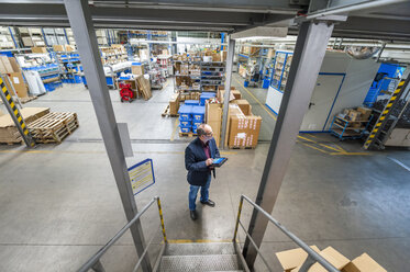 Manager bei der Kontrolle von Waren in der Lagerhalle einer Fabrik - DIGF000223