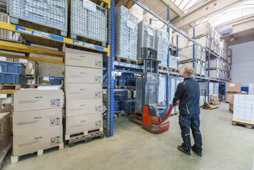 Worker in storage using forklift - DIGF000230