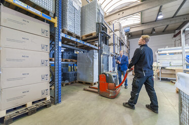 Worker in storage using forklift - DIGF000231