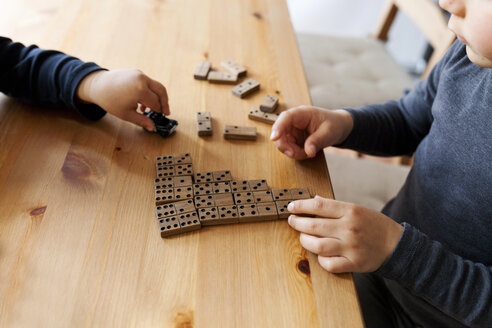 Zwei kleine Jungen spielen Domino, Nahaufnahme - VABF000385