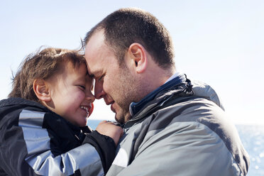 Glücklicher Vater und sein kleiner Sohn Kopf an Kopf - VABF000387