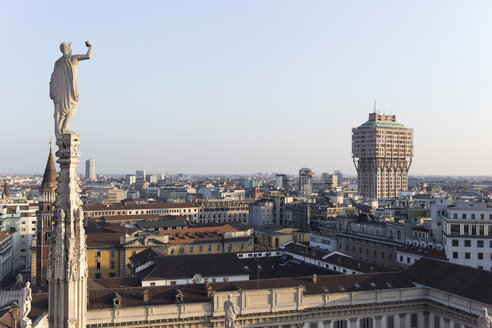 Italien, Mailand, Skulptur am Mailänder Dom, Stadtansicht - NDF000575