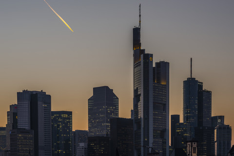 Deutschland, Hessen, Frankfurt, Finanzviertel am Abend, Skyline, lizenzfreies Stockfoto