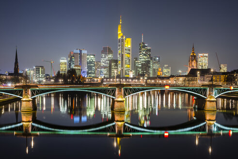 Deutschland, Hessen, Frankfurt, Ignaz-Bubis-Brücke und Finanzviertel am Abend - WGF000844