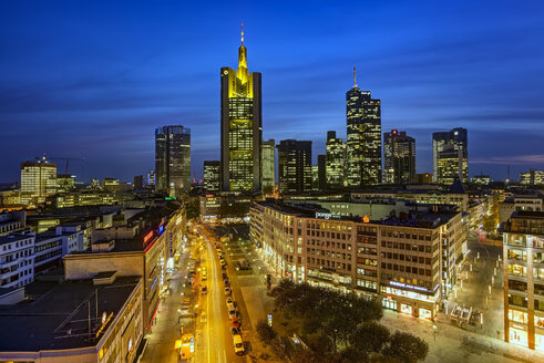 Deutschland, Hessen, Frankfurt am Main, Skyline am Abend - TIF000079