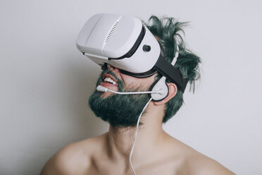 Shirtless man wearing Virtual Reality Glasses and headset - RTBF000058