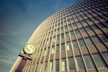 Deutschland, Berlin, Büroturm von Ernst and Young mit Schild des S-Bahnhofs Friedrichstraße im Vordergrund - CMF000374