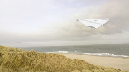 Papierflugzeug, Strand im Hintergrund, 3D Rendering - AHUF000142