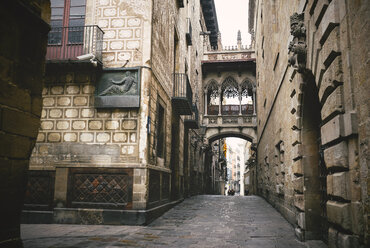 Spain, Barcelona, view to Bridge of Sighs at Gothic Quarter - EPF000041