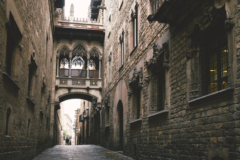 Spain, Barcelona, view to Bridge of Sighs at Gothic Quarter - EPF000042