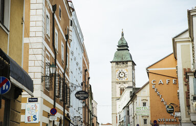 Österreich, Enns, Blick auf den Stadtturm an der Wiener Straße - AIF000287