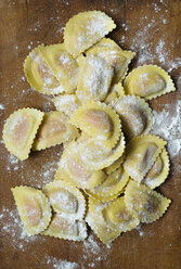 Ungekochte hausgemachte Ravioli gefüllt mit Lachs - DAIF000001