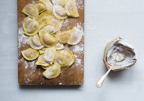 Ungekochte hausgemachte Ravioli gefüllt mit Lachs - DAIF000002