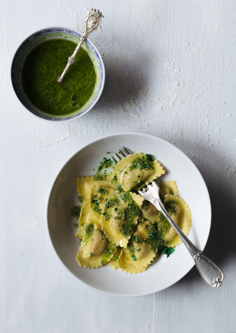 Hausgemachte Ravioli mit Pesto, lizenzfreies Stockfoto