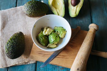 Bowl with chopped avocado - KIJF000268