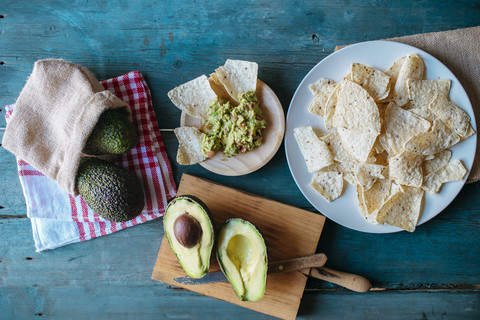 Nachos, Guacamole und Avocados, lizenzfreies Stockfoto