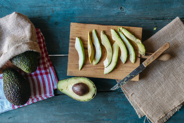 Sliced and whole avocado - KIJF000272