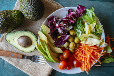 Salad with avocado, tomatoes, carrot, olives and lettuce - KIJF000274