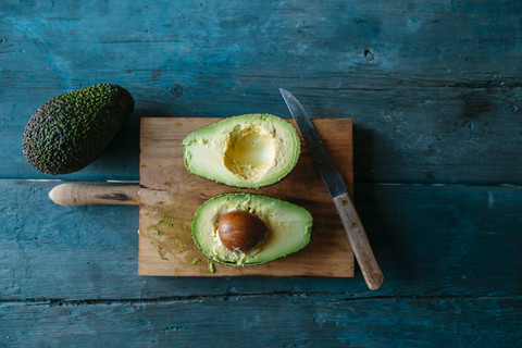 In Scheiben geschnittene Avocado auf Schneidebrett, lizenzfreies Stockfoto