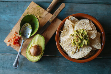 Bowl of nachos with guacamole - KIJF000281