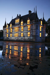 Frankreich, Azay-le-Rideau, Blick auf das beleuchtete Chateau d'Azay-le-Rideau - DSG001147