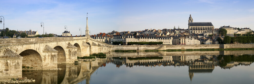 Frankreich, Blois, Blick auf die Stadt mit Jacques-Gabriel-Brücke und Kathedrale Saint-Louis - DSGF001162