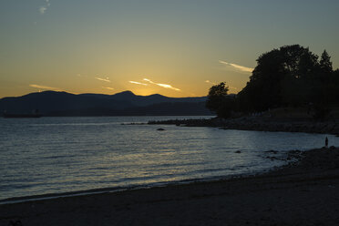 Kanada, Vancouver, English Bay bei Sonnenuntergang - NGF000321