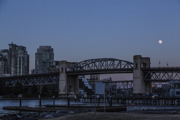 Kanada, Vancouver, Brücken nach Granville Island bei Nacht, Mond - NGF000323