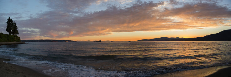 USA, Vancouver, Third Beach bei Sonnenuntergang - NGF000324