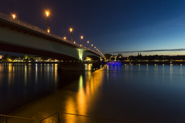 Deutschland, Bonn, Blick auf die beleuchtete Kennedybrücke - TAMF000445