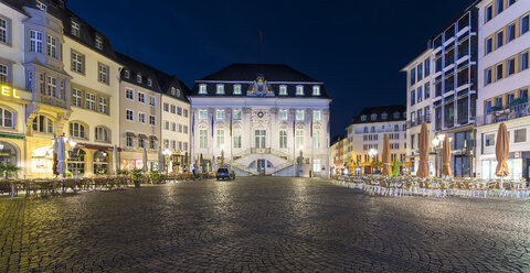 Deutschland, Bonn, Blick auf das Rathaus am Marktplatz vor Sonnenaufgang - TAMF000446