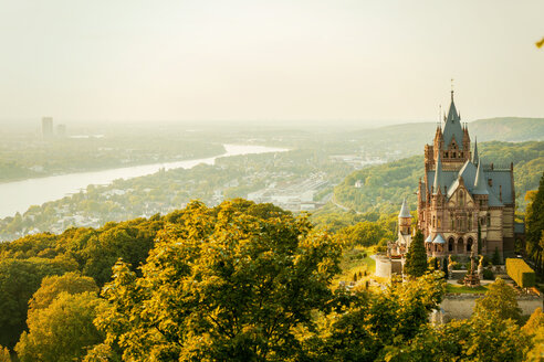 Deutschland, Bonn, Schloss Drachenburg, Drachenfels im Herbst - TAM000454