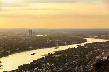 Deutschland, Bonn mit Rhein bei Sonnenuntergang - TAMF000456