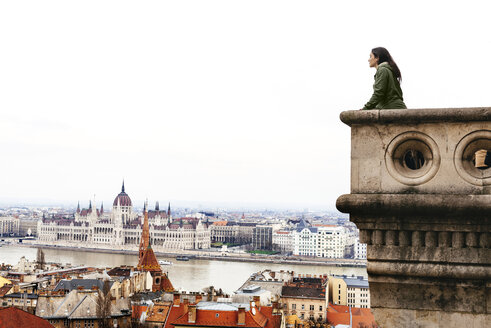 Ungarn, Budapest, Frau blickt vom Burgberg auf das Parlamentsgebäude - GEMF000813