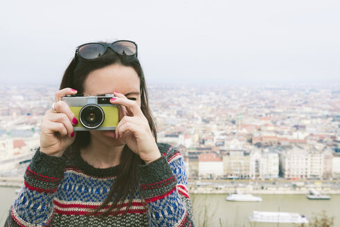 Ungarn, Budapest, Frau fotografiert vom Gellertberg aus - GEMF000814