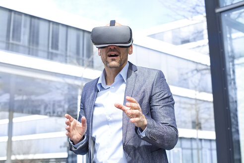 Mann trägt Virtual-Reality-Brille im Freien - MAEF011422