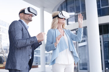 Mann und Frau tragen Virtual-Reality-Brille im Freien - MAEF011423
