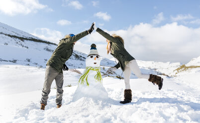 Spanien, Asturien, Paar mit Schneemann - MGOF001669