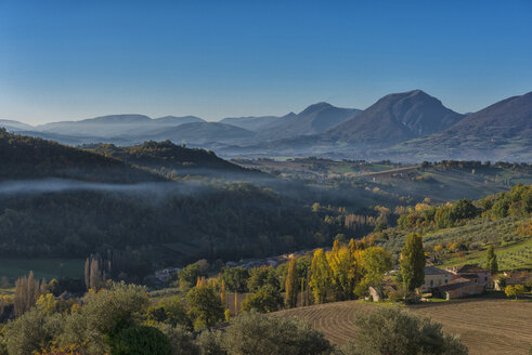 Italien, Marken, Canfaito, Apennin und Landschaft bei Sonnenuntergang im Herbst - LOMF000249
