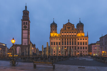 Deutschland, Bayern, Augsburg, Rathaus und Perlachturm am Abend - KEBF000346